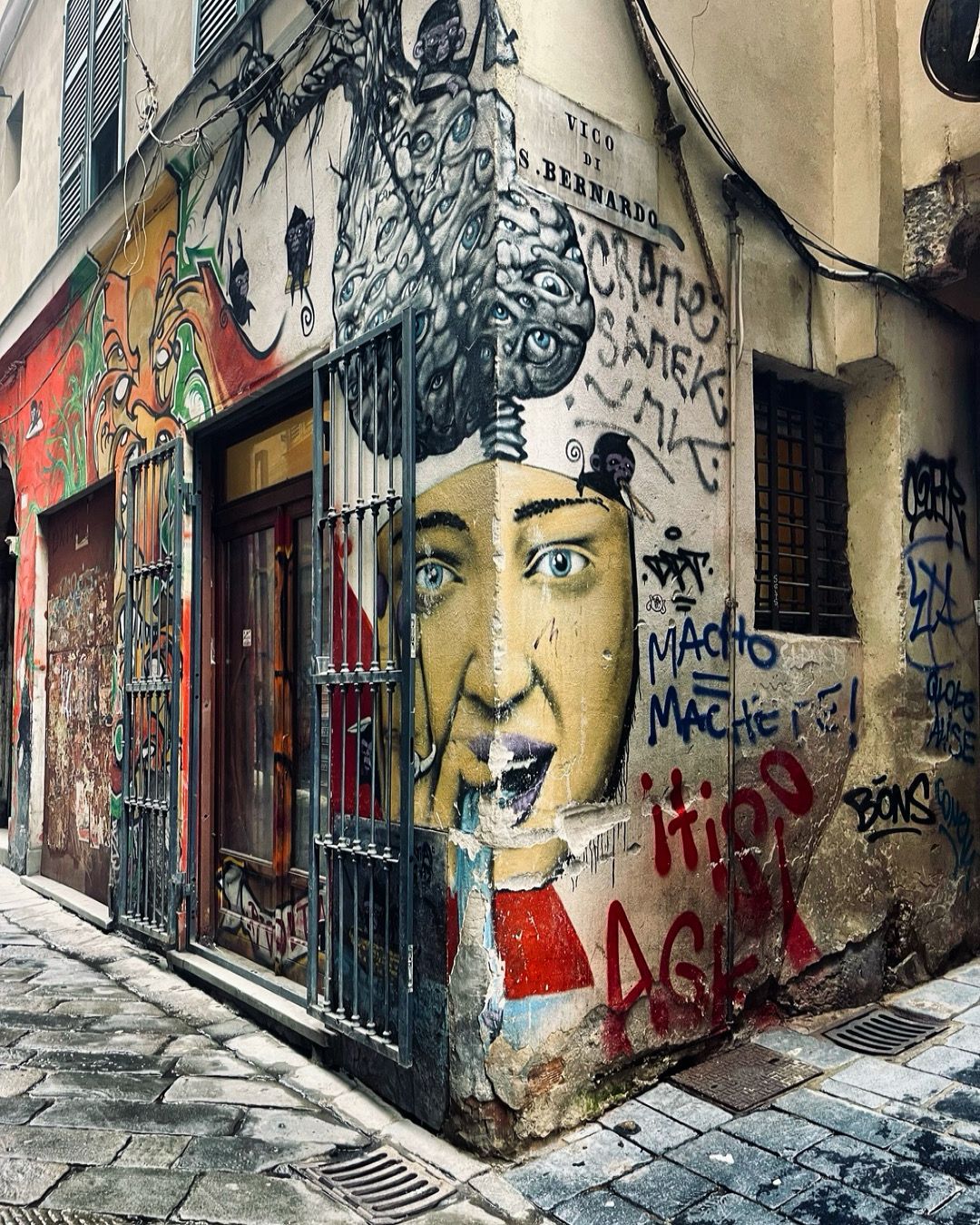 Location-Scouting in einer Altstadtgasse